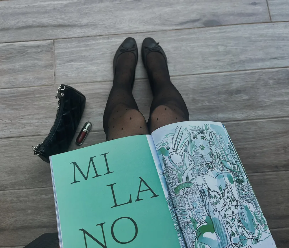Aufgeschlagenes Milano-Magazin auf dem Schoß