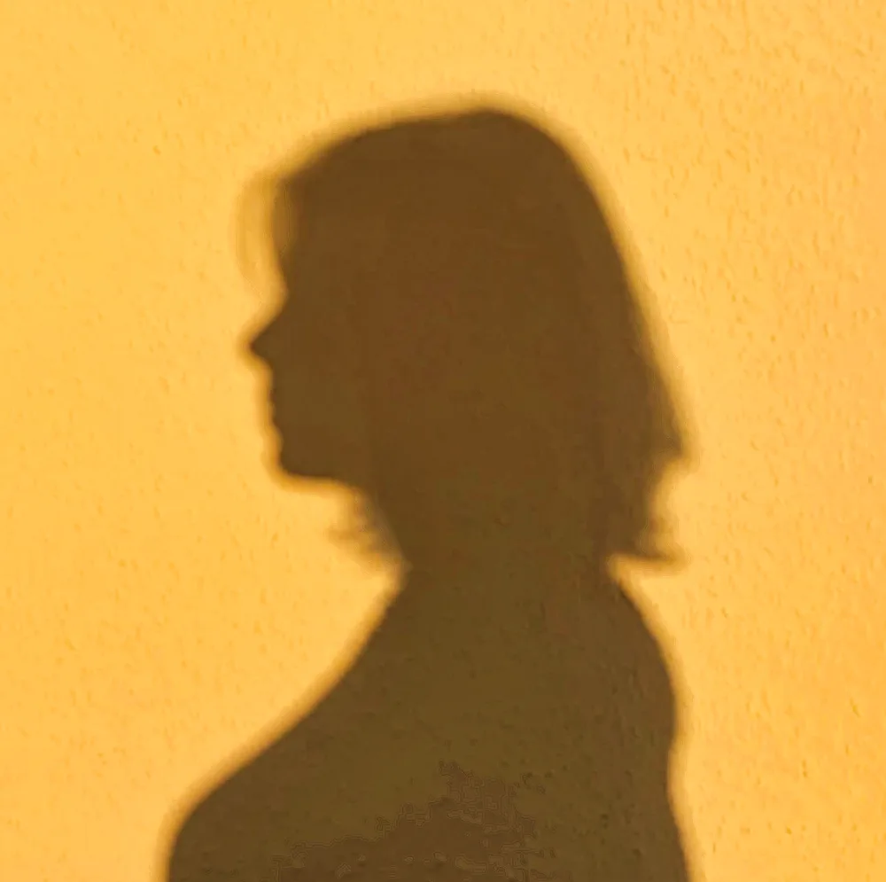 Schattenprofil an einer warmgelben Wand